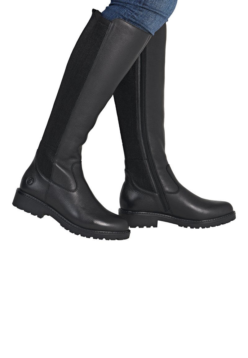 Zwarte kniehoog boots hebben een gestructureerd lederen oppervlak, een elastisch paneel aan de achterkant en een rubberen zool met een lichte profiel. Zijrits sluiting.