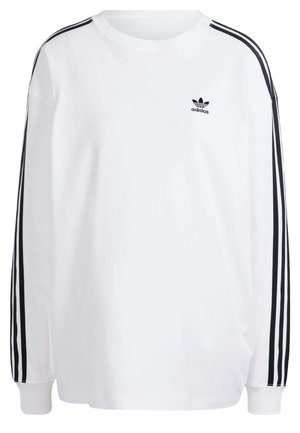 Camiseta blanca de manga larga de Adidas con detalle de tres rayas negras a lo largo de las mangas y pequeño logo negro de Adidas en el pecho izquierdo.