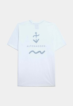 Camiseta de algodón blanca con mangas cortas, con gráficos grises: símbolo de ancla, texto "ALTONADOCK" y líneas onduladas en la parte posterior.