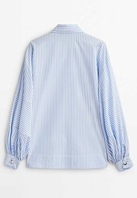 Vue de dos d'une chemise à manches longues à rayures verticales bleu clair et blanc, avec col et poignets boutonnés sur fond uni.