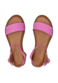 Roze platte sandalen met brede banden en een enkelgesp. Zachte binnenzool met een gladde, bruine buitenzool. Gegevens afwerking in leer.