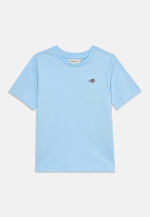Lyseblå kortærmet bomulds t-shirt med rund hals og lille GANT-logo med skjold på venstre bryst.