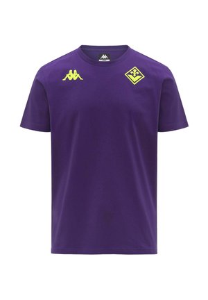 T-shirt viola a maniche corte con logo Kappa giallo sul petto destro e un emblema giallo a forma di diamante con una fleur-de-lis sul petto sinistro.