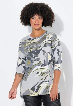 Grijs gemusterde shirt met gele en witte accenten, ronde halslijn en driekwartmouwen. Zachte stof met een relaxte pasvorm.