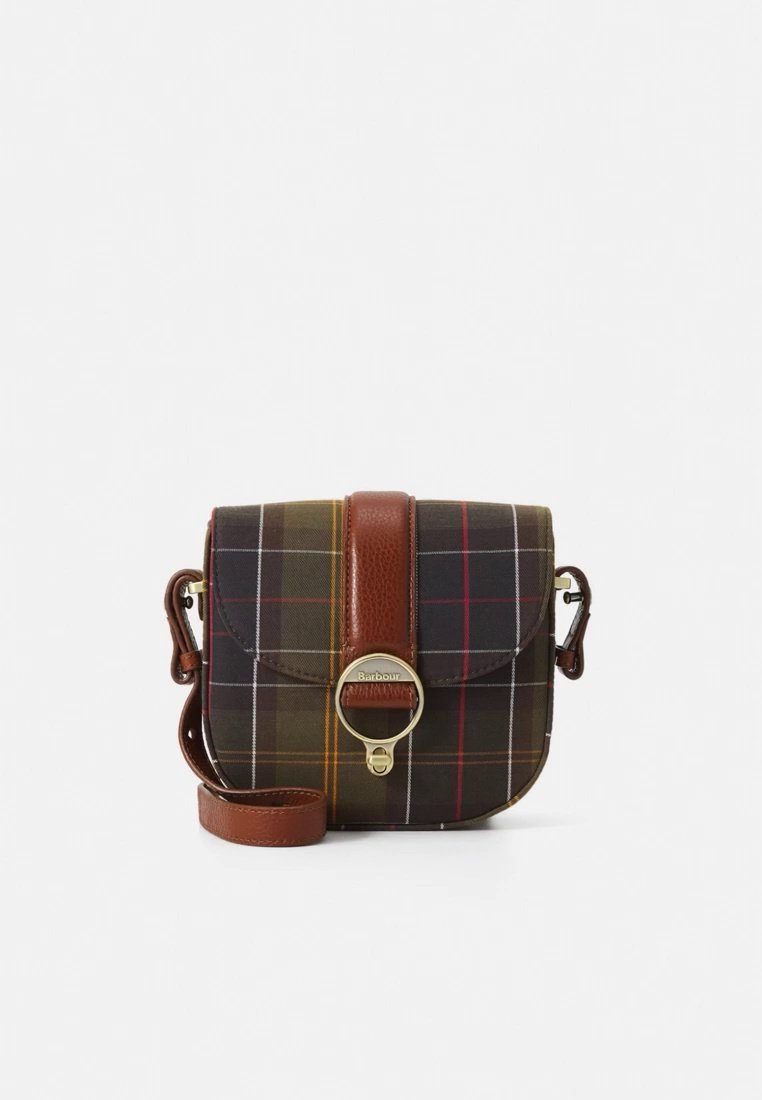 Sac bandoulière en cuir marron avec un design en toile à carreaux, doté d'une boucle contrastante, d'une sangle ajustable et d'une fermeture à rabat.