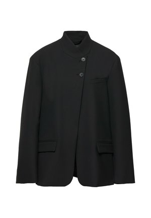 Blazer noir avec devant asymétrique, deux poches à rabat devant, une poche poitrine et deux boutons près du col montant sur fond blanc.