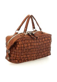 Borsa intrecciata in pelle marrone con doppi manici e ferrature metalliche. Presenta una chiusura con zip e una forma rettangolare con dettagli testurizzati.