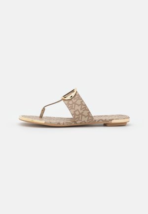 Beige flip-flop sandaal met een gestructureerde bovenkant met een geometrisch patroon, gouden accenten en een platte rubberen zool.
