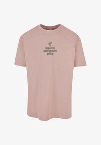 Camiseta Oversize Justice De Mister Tee – Estampado Significativo – Corte Holgado Y Cómodo Para Hombre