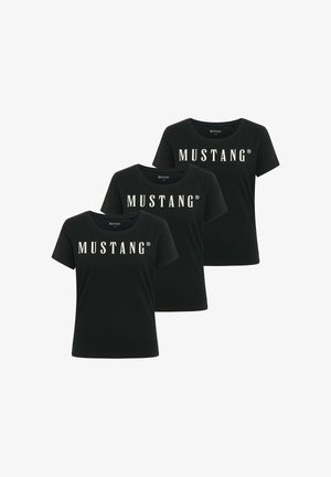 Zwarte katoenen T-shirts in een set van drie, met een ronde hals en gedurfde witte "MUSTANG"-tekst op de voorkant. Korte mouwen.