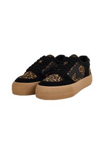 Sneaker in stampa leopardata nera e marrone con suole spesse color sabbia e lacci neri, mostrati dalla vista frontale e laterale su sfondo bianco.