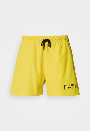Gele zwemshorts met een elastische tailleband en een zwart trekkoord, met een zwart logo "EA7" op het linkerbeen. Glad oppervlak.