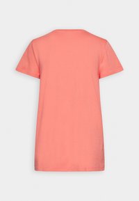 T-shirt z krótkim rękawem w kolorze koralowym, wykonany z miękkiej bawełnianej tkaniny. Prosty design z okrągłym dekoltem, o prostym kroju, bez dodatkowych zdobień.