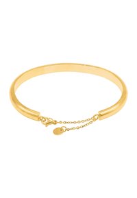 Bracelet jonc en métal doré avec un design épuré et arrondi. Comprend un fermoir et une chaîne pour une fermeture sécurisée. Fini lisse et poli.