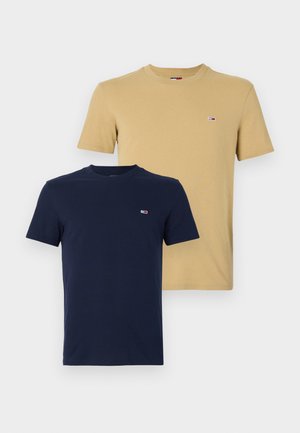 Zwei Kurzarm-T-Shirts: eines in hellem Beige und eines in Marineblau. Beide haben einen Rundhalsausschnitt und ein kleines Logo auf der Brust. Aus Baumwollmaterial.