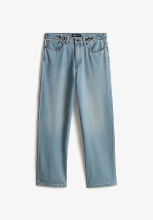 Jasnoniebieskie dżinsy z denimu o prostych nogawkach, pięcioma kieszeniami i zapięciem na guziki. Całość zdobią efekt blaknięcia i wyraźne przeszycia.