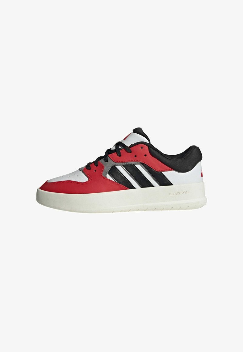 Scarpe sportive rosse e bianche con accenti neri. Presentano una parte superiore in pelle liscia, tre strisce nere e una suola bianca imbottita.