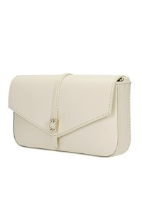 Beige leren clutch in de vorm van een envelop, met gouden hardware en een decoratieve sluiting versierd met kristallen. Glad oppervlak en gedetailleerde stiksels.