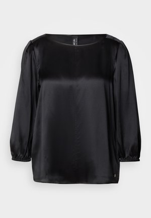 Svart satengbluse med firkantet hals, lange pufferm med elastiske mansjetter, og rett nederkant. Glatt tekstur med et stilrent, minimalistisk design.