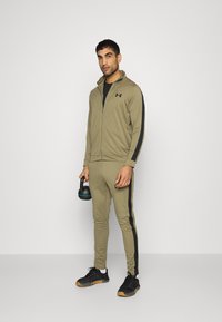 Under Armour TRACK SUIT SET - Fato de treino - tent/black