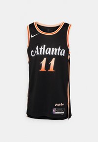 Camisa de baloncesto negra con detalles naranjas. "Atlanta" y el número 11 en texto blanco contorneado. Logo de Nike y etiqueta "Peach Tree" en el dobladillo.