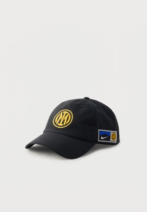Schwarze Baseballkappe mit gelbem rundem Logo vorne und Nike-Logo-Patch mit blauen und gelben Akzenten an der Seite.