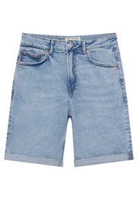 Shorts en denim bleu clair avec ourlets roulés, cinq poches, fermeture à bouton et décoloration subtile. Design classique avec des accents en métal de couleur cuivre.