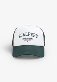 Gorra trucker verde y blanca con visera curva. Presenta el logo y el texto "SCALPERS" en el panel frontal. Parte trasera de malla en gris.
