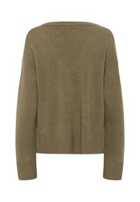 Pull tricoté vert olive avec un large col, épaules tombantes, poignets et ourlet côtelés. Tissu doux et texturé, coupe décontractée.