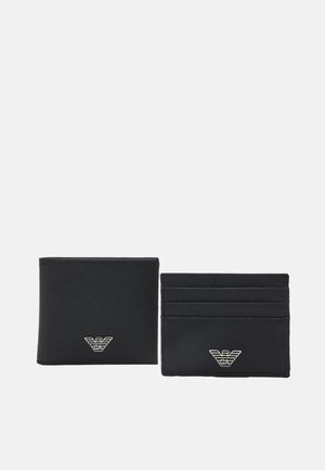 Cartera negra de material duradero, con un acabado texturizado, un logo en acentos metálicos y múltiples compartimentos para tarjetas.