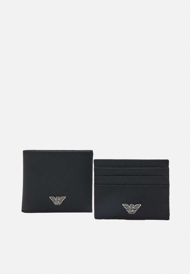 Portefeuille noir en matériau durable, avec une finition texturée, un logo en accents métalliques et plusieurs emplacements pour cartes.