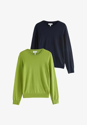 Dvě svetry s kulatým výstřihem: jeden v limetkové zelené a druhý v námořnické modré. Oba vyrobené z hladké tkaniny s žebrovanými manžetami a lemy, s bezšvovými rameny.