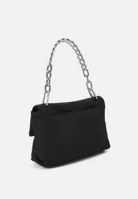 Sac à main rectangulaire noir avec une bandoulière en chaîne argentée, corps en tissu doux et design minimaliste sur un fond blanc.