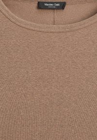 Pull en tricot marron avec col rond et étiquette noire indiquant "Massimo Dutti Made in China" cousue à l'intérieur du col.