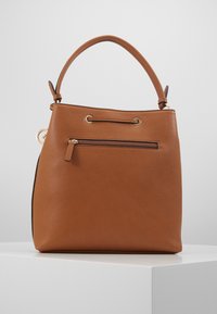 Borsa a mano in pelle marrone con superficie testurizzata, manico rotondo e tasca frontale con zip. Presenta dettagli in metallo dorato e un design spazioso.