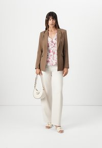 Guess DOROTHEE SINGLE BREAST - Blejzr - taupe
