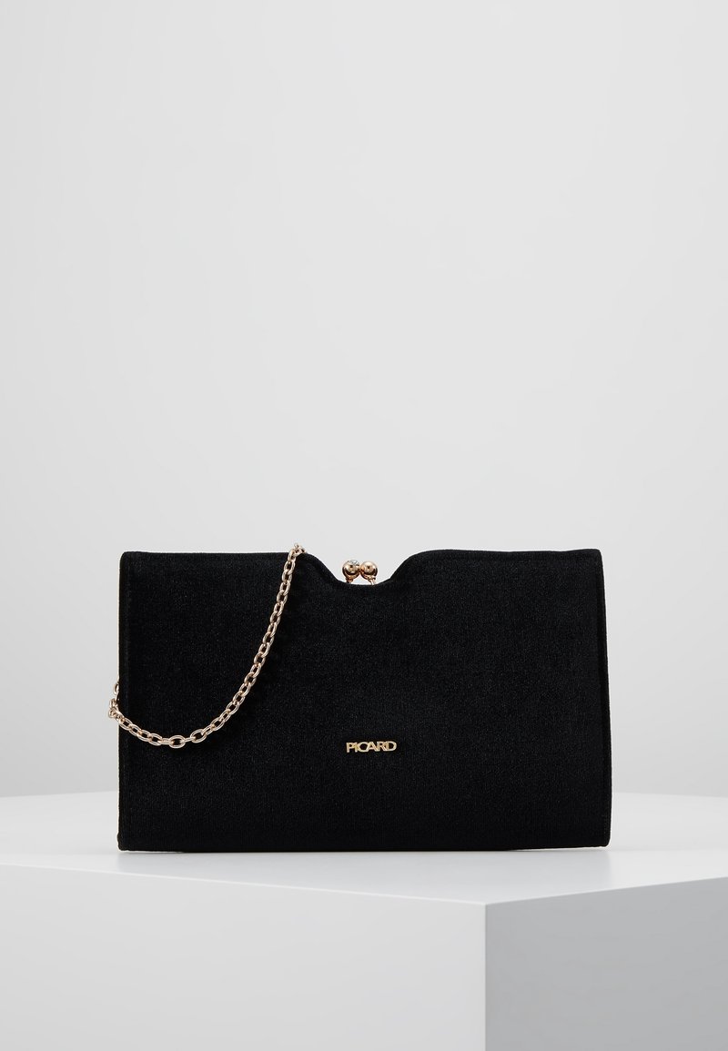 Borsa a tracolla in velluto nero con catena dorata, superiore arrotondato e dettaglio con logo. Presenta una texture liscia e un design minimalista.