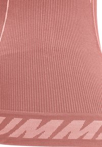 Ribbet rosa træningstrøje med en tekstureret stof, der har et kontrasterende logo i hvid langs kanten. Glat, tætsiddende design.