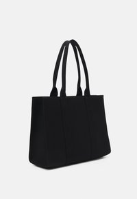 Borsa tote nera caratterizzata da una forma rettangolare, materiale in tessuto e doppi manici con una superficie liscia e minimi dettagli di cucitura.