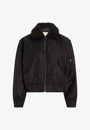 Jachetă bomber neagră cu guler din blană sintetică, fermoar frontal, manșete ribbate și buzunar cu fermoar pe mânecă. Material neted cu un design minimalist.