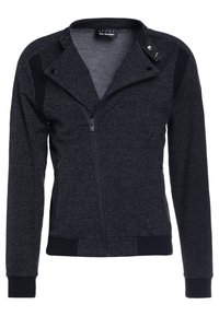 Giacca zip-up grigio scuro in tessuto testurizzato, con colletto alto, dettagli neri sulle spalle e polsini e bordo a coste. Due tasche laterali.