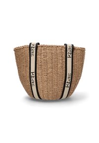 Bolso de mano de paja trenzada, forma redonda, color beige natural, con asas a rayas negras y beige que incluyen texto. Superficie texturizada, sin cierre.