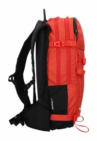 Czarny i czerwony plecak z wieloma przegrodami, regulowanymi paskami, bocznym zamkiem, bocznymi kieszeniami oraz zapięciami na klamry. Posiada teksturowaną tkaninę.