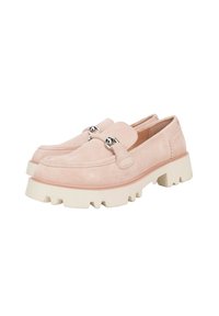 Mocasines de ante rosa con cuello acolchado, detalle de hardware metálico y suela de goma blanca gruesa con ranuras de tracción.