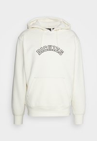 Sudadera color crema con capucha forrada, bolsillo canguro frontal, puños acanalados y un logotipo bordado de "DICKIES" en forma de arco.