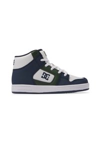 Zapatillas altas que presentan materiales sintéticos en azul marino, blanco y verde, con un cuello acolchado, cordones blancos y acentos de logo.