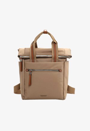 Mochila rectangular beige con bolsillo delantero con cremallera, detalles en cuero marrón en las asas y cierre superior con cremallera, mostrada sobre fondo blanco.