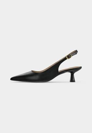 Pantof negru slingback cu vârf ascuțit, toc jos și evazat, curea cu cataramă aurie, expus pe un fundal simplu și luminos.
