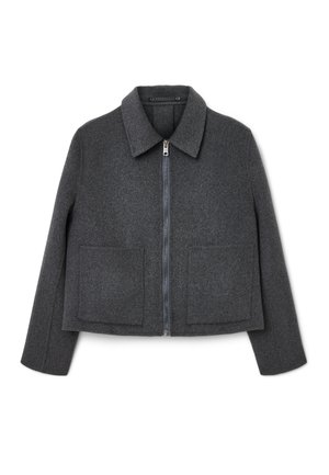 Harmaa villasta valmistettu lyhyt takki, jossa on kärkipanta, etuvetoketju ja kaksi suurta läppätaskua. Teksturoitu kangas ja puhdas, minimalistinen muotoilu.