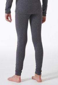 Grå leggings lavet af blød stof, tætsiddende design med en glat tekstur, der har et enkelt, sømløst udseende uden udsmykninger.